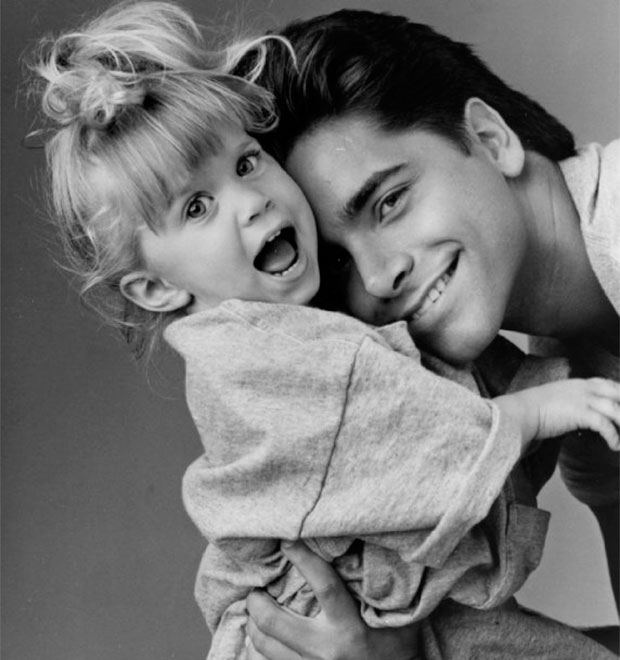 John Stamos comenta falta das gêmeas Olsen no <I>reboot</I> de <i>Três é Demais</i>: <i>Coração Partido</i>