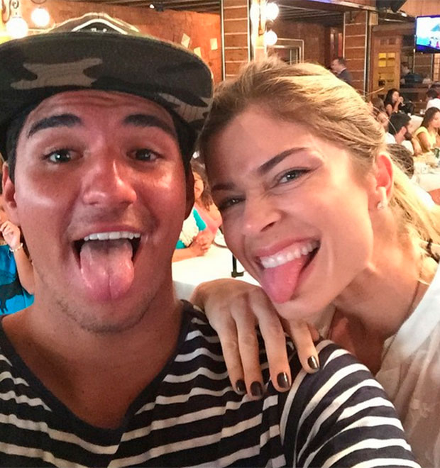 Grazi Massafera e Gabriel Medina tiram <i>selfie</i> juntinhos