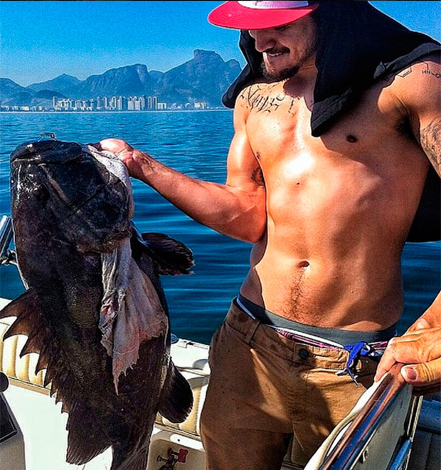 Que peixão! Caio Castro mostra o resultado de pescaria em foto, veja! 