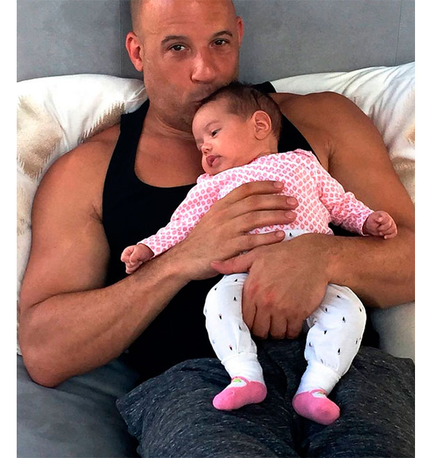 Vin Diesel compartilha foto fofa com a caçula, que recebeu nome em homenagem a Paul Walker. Confira o clique!