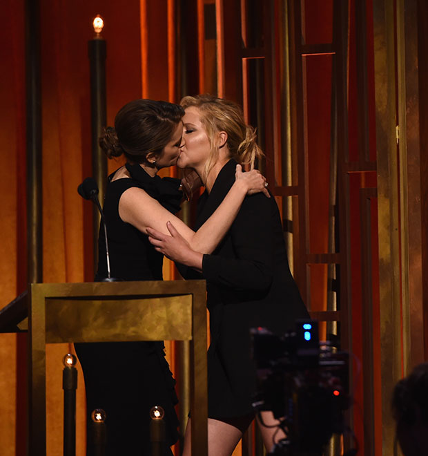 Tina Fey dá beijão em premiação. Saiba em quem foi! 