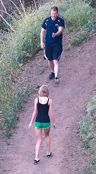 Taylor Swift é craque em caminhar de costas!