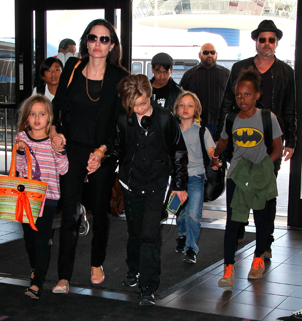 Família unida! Angelina Jolie e Brad Pitt chamam atenção com os seis filhos em aeroporto