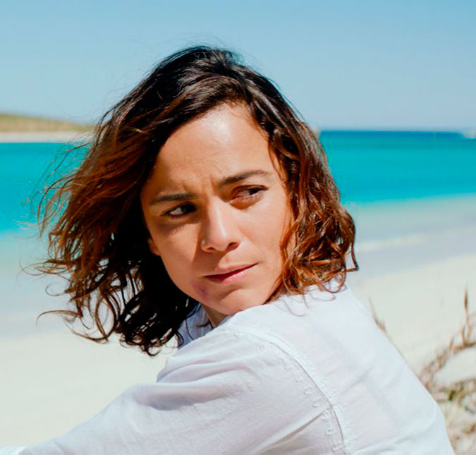 Alice Braga sai da asa da tia, Sônia Braga, e busca seu espaço próprio