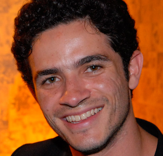 Vinícius de Oliveira mostra que não é mais o garotinho de <i>Central do Brasil</i>
