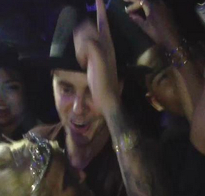 Justin Bieber causou alvoroço ao aparecer de surpresa em festa de formatura. Veja o vídeo aqui!