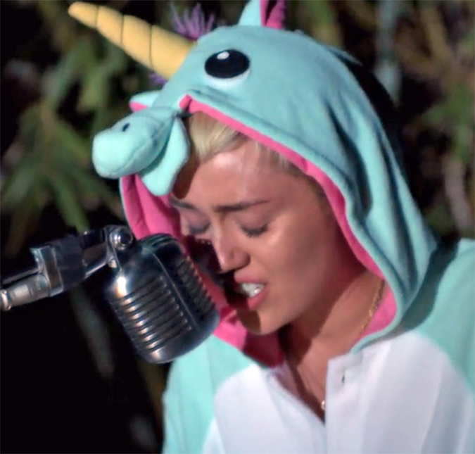 Miley Cyrus se emociona ao cantar música dedicada ao seu peixe morto. Veja o vídeo aqui!