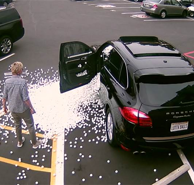 Apresentador se vinga de Ellen DeGeneres com bolinhas de <i>ping pong</i>