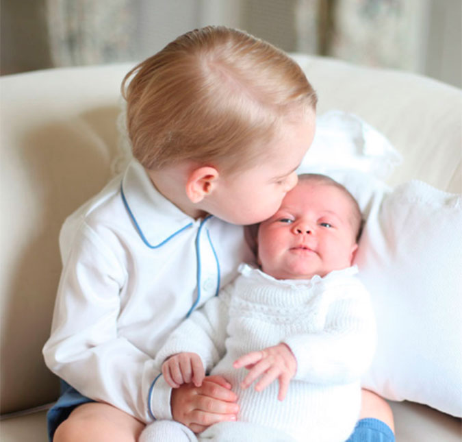 Príncipe George e princesa Charlotte usaram peças bem caras em foto oficial. Saiba os preços!  