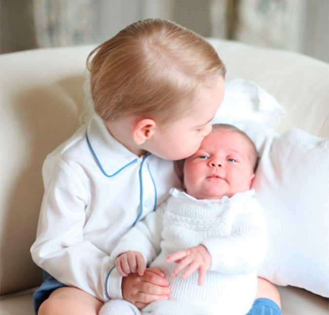 Príncipe George e princesa Charlotte usaram peças bem caras em foto oficial. Saiba os preços!