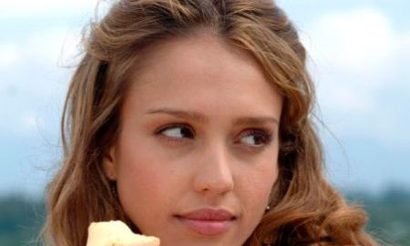 O que você acha de Jessica Alba usar um corpete para ter cintura?