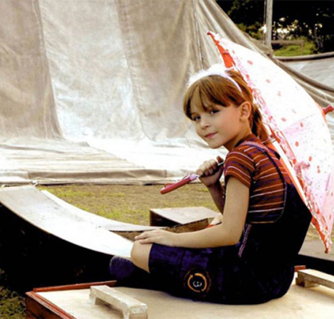 Tudo bem que ela é mais conhecida por viver a esnobe Maria Joaquina de Carrossel, mas esse não foi nem de perto o primeiro papel da atriz na televisão. Sua primeira aparição foi em Mothern, na GNT.