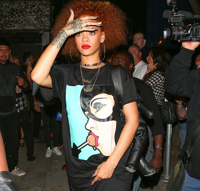 Em nova fase, Rihanna é vista com visual <I>back power</i>
