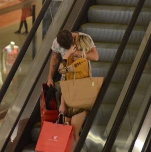 Claro, trocaram muitos beijos após as compras.