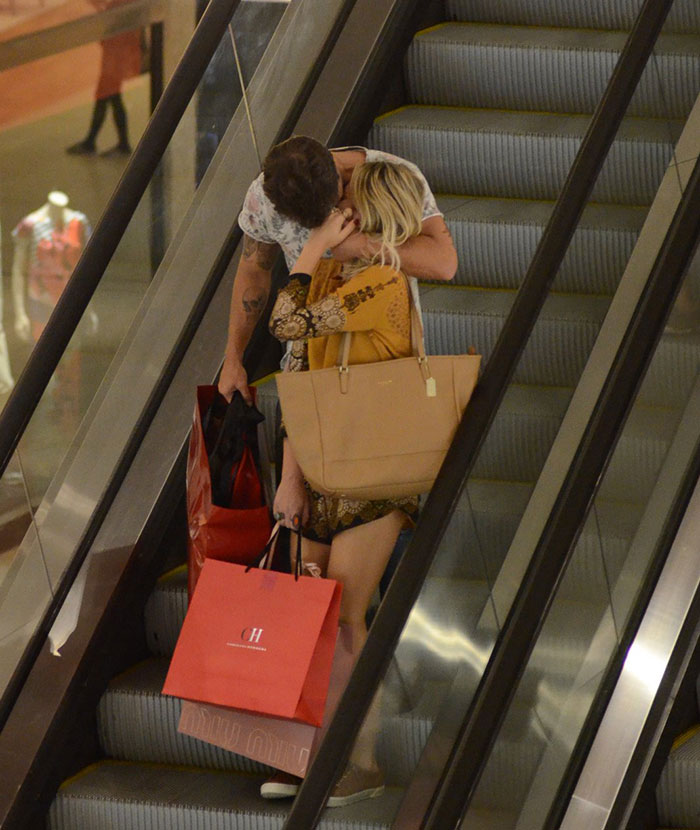 Claro, trocaram muitos beijos após as compras.