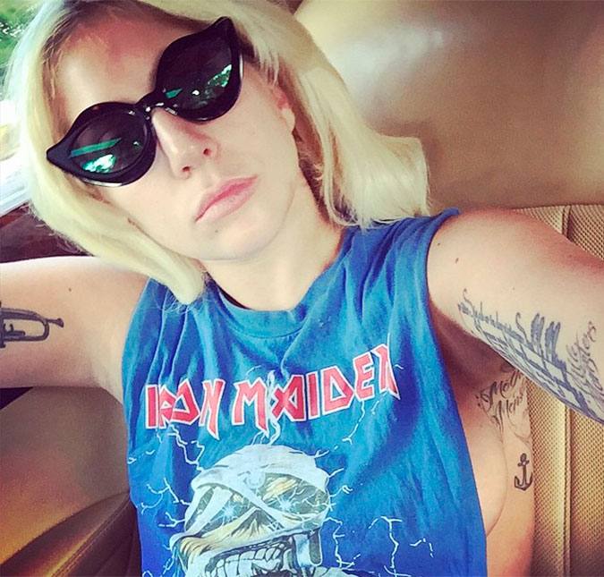 Lady Gaga se distrai e acaba mostrando mais do que devia em <i>selfie</i>. Confira!