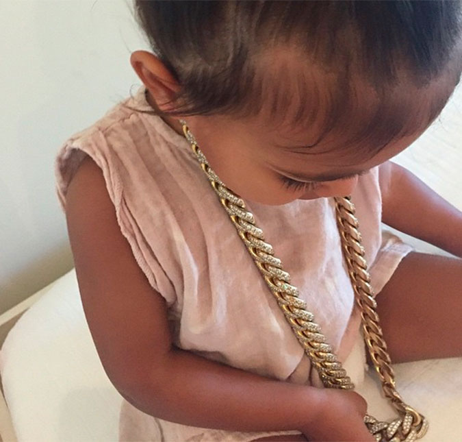 North West rouba colar do pai e já mostra gosto por acessórios luxuosos