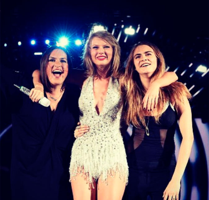 Cara Delevingne mostra todo o rebolado ao subir ao palco em <i>show</i> de Taylor Swift