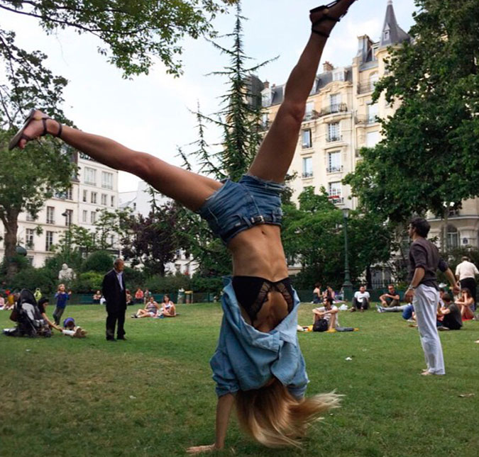 Bar Refaeli deixa sutiã à mostra em parque de Paris