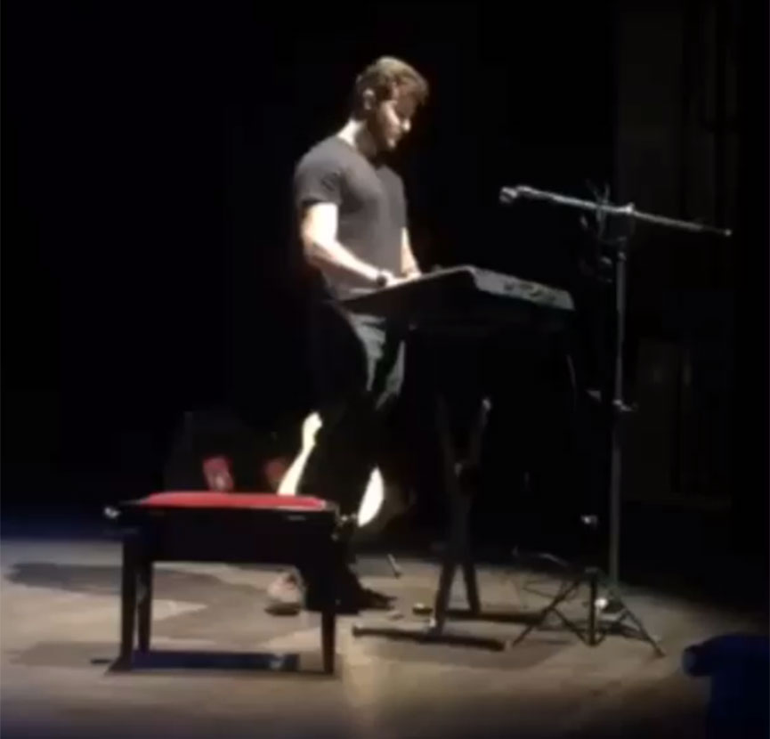 Klebber Toledo arrasa no teclado, saiba que música ele tocou!