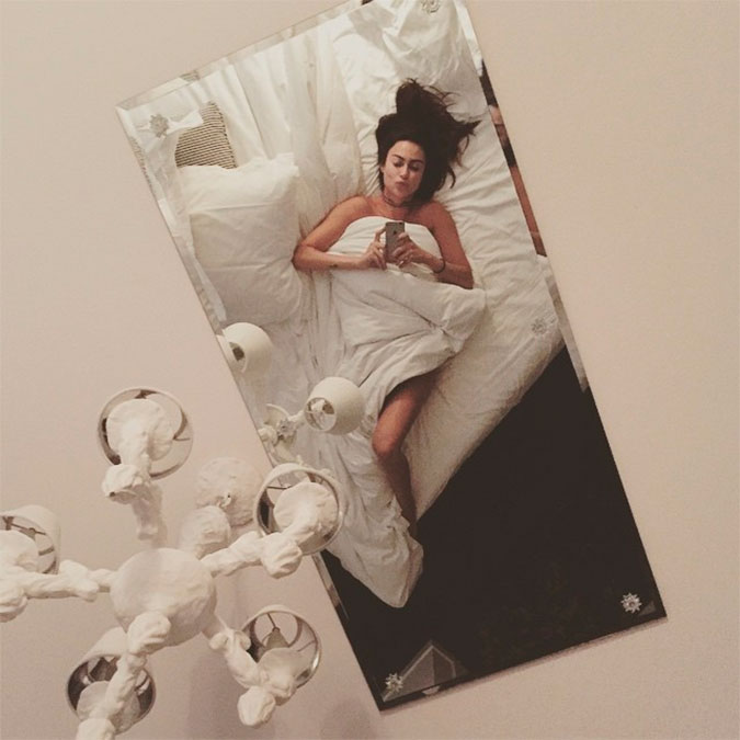 Thaila Ayala esbanja sensualidade ao posar na cama aparentemente sem roupas
