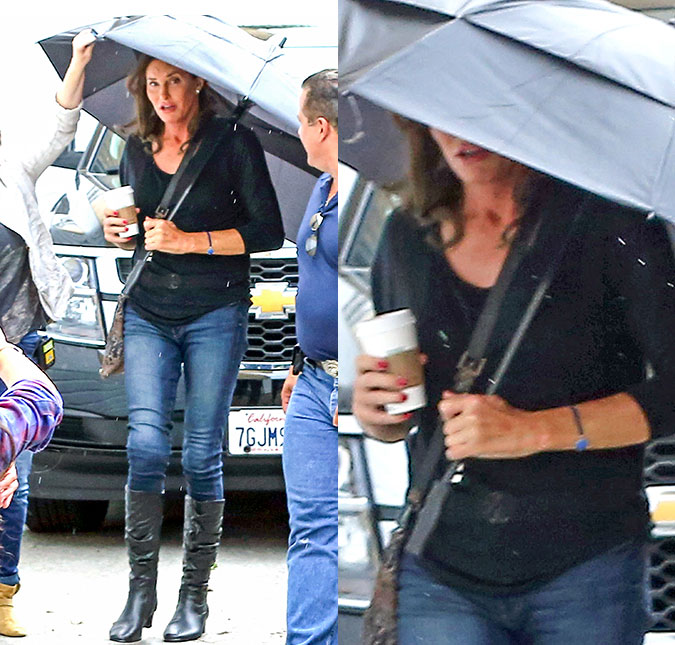 Caitlyn Jenner usa guarda-chuva para se esconder de fotógrafos em primeiro flagra após revelação