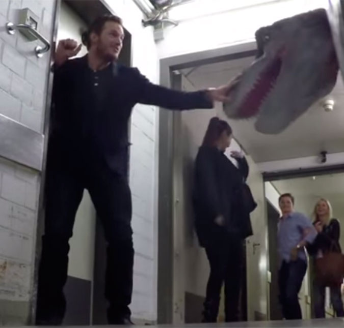 Chris Pratt se assusta com dinossauro fora de <i>Jurassic World</i>. Assista aqui!