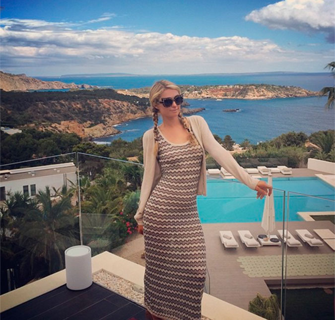 Paris Hilton deixa o <i>glamour</i> de lado e usa trancinhas