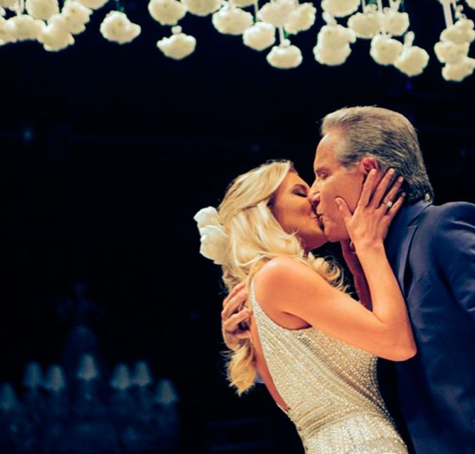 Roberto Justus e Ana Paula Siebert realizaram uma festa de matrimônio em 2015, no mesmo dia em que o empresário e apresentador completou 60 anos de idade. Como não podia ser diferente, na noite especial ela usou um vestido de noiva do estilista Samuel Cirnansck, enquanto o noivo teria pago cerca de sete mil reais em seu terno de Alexandre Won. O festão reuniu famosos e familiares em um buffet em um bairro nobre de São Paulo e, para a ocasião, foram convidadas 280 pessoas. Um ponto alto da festa foi a dança que 12 bailarinos fizeram entre as mesas, enquanto os convidados eram servidos por 160 garçons. Roberto Justus e Ana Paula Siebert realizaram uma festa de matrimônio em 2015, no mesmo dia em que o empresário e apresentador completou 60 anos de idade. Como não podia ser diferente, na noite especial ela usou um vestido de noiva do estilista Samuel Cirnansck, enquanto o noivo teria pago cerca de sete mil reais em seu terno de Alexandre Won. O festão reuniu famosos e familiares em um buffet em um bairro nobre de São Paulo e, para a ocasião, foram convidadas 280 pessoas. Um ponto alto da festa foi a dança que 12 bailarinos fizeram entre as mesas, enquanto os convidados eram servidos por 160 garçons.