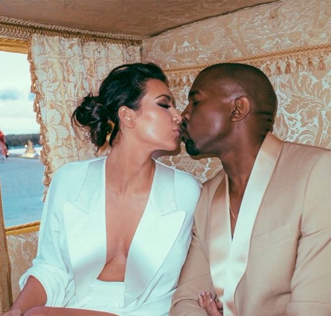 E como deixar Kanye West e Kim Kardashian de fora? Após muito suspense sobre o local da cerimônia, eles se casaram no dia 25 de maio de 2014 em Florença, na Itália, mais especificamente no forte Belvedere. Dessa vez, a socialite foi modesta apenas no número de convidados, cerca de 100 pessoas. Ninguém menos do que Andrea Boccelli e John Legend foram as atrações musicais do dia. De acordo com o E! Online, os noivos não pagaram menos do que a bagatela de seis milhões e 200 mil reais. E como deixar Kanye West e Kim Kardashian de fora? Após muito suspense sobre o local da cerimônia, eles se casaram no dia 25 de maio de 2014 em Florença, na Itália, mais especificamente no forte Belvedere. Dessa vez, a socialite foi modesta apenas no número de convidados, cerca de 100 pessoas. Ninguém menos do que Andrea Boccelli e John Legend foram as atrações musicais do dia. De acordo com o E! Online, os noivos não pagaram menos do que a bagatela de seis milhões e 200 mil reais.