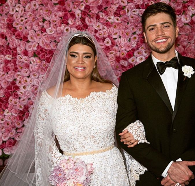 Preta Gil e Rodrigo Godoy se encaixam nesse perfil, já que o casamento deles, que aconteceu no dia 12 de maio de 2015, no Rio de Janeiro, contou com a presença de cerca de 600 convidados. No altar, foram 56 padrinhos, sendo que as madrinhas foram presenteadas com joias. Já a festa, que aconteceu na mansão de uma socialite, chegou a durar 12 horas. Tudo isso foi avaliado em quase dois milhões de reais, porém, segundo a colunista Mônica Bergamo, do jornal Folha de S. Paulo, Preta conseguiu vários descontos, tendo que pagar apenas 20% do valor. Preta Gil e Rodrigo Godoy se encaixam nesse perfil, já que o casamento deles, que aconteceu no dia 12 de maio de 2015, no Rio de Janeiro, contou com a presença de cerca de 600 convidados. No altar, foram 56 padrinhos, sendo que as madrinhas foram presenteadas com joias. Já a festa, que aconteceu na mansão de uma socialite, chegou a durar 12 horas. Tudo isso foi avaliado em quase dois milhões de reais, porém, segundo a colunista Mônica Bergamo, do jornal Folha de S. Paulo, Preta conseguiu vários descontos, tendo que pagar apenas 20% do valor.