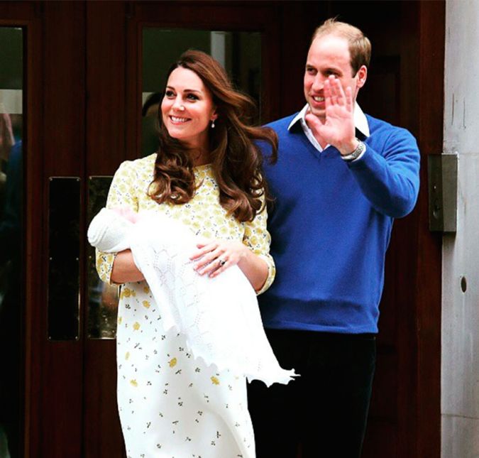 É claro que a realeza não podia ficar de fora. Kate Middleton e o príncipe William esbanjaram também na data especial, já que apenas o vestido da noiva custava nada menos do que 155 mil reais, enquanto a decoração ocupou boa parte do orçamento, atingindo um milhão e 700 mil. Apesar dos gastos não serem conclusivos, tendo muitas discrepância nos números, o casal trouxe à economia britânica um bilhão e 700 milhões de reais. Nada mal, não é mesmo? Os britânicos agradecem! É claro que a realeza não podia ficar de fora. Kate Middleton e o príncipe William esbanjaram também na data especial, já que apenas o vestido da noiva custava nada menos do que 155 mil reais, enquanto a decoração ocupou boa parte do orçamento, atingindo um milhão e 700 mil. Apesar dos gastos não serem conclusivos, tendo muitas discrepância nos números, o casal trouxe à economia britânica um bilhão e 700 milhões de reais. Nada mal, não é mesmo? Os britânicos agradecem!