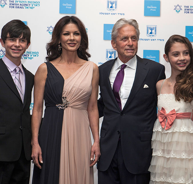 Em rara aparição, filhos de Michael Douglas e Catherine Zeta-Jones aparecem em <i>red carpet</i>, veja!