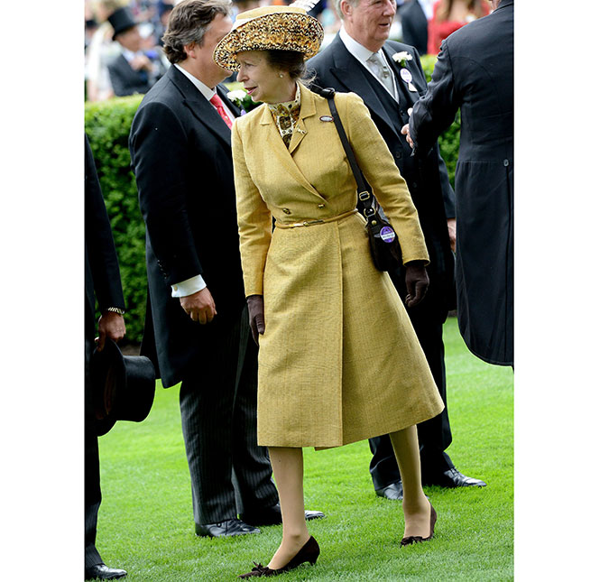 Kate Middleton não é a única que repete <i>looks</i>, tanto que a filha da rainha Elizabeth II usou a mesma peça de 35 anos atrás!