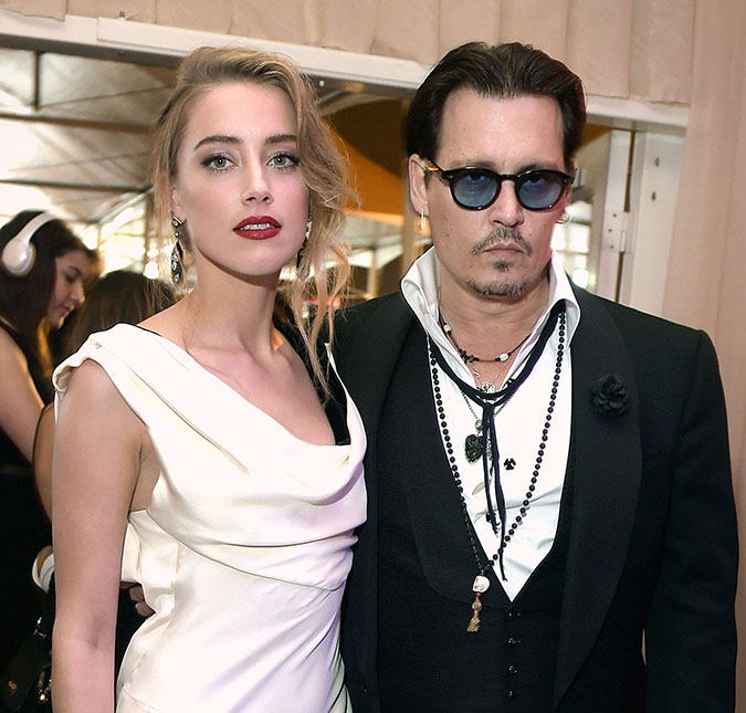 Esposa de Johnny Depp faz protesto contra a Austrália após cachorros do casal quase morrerem