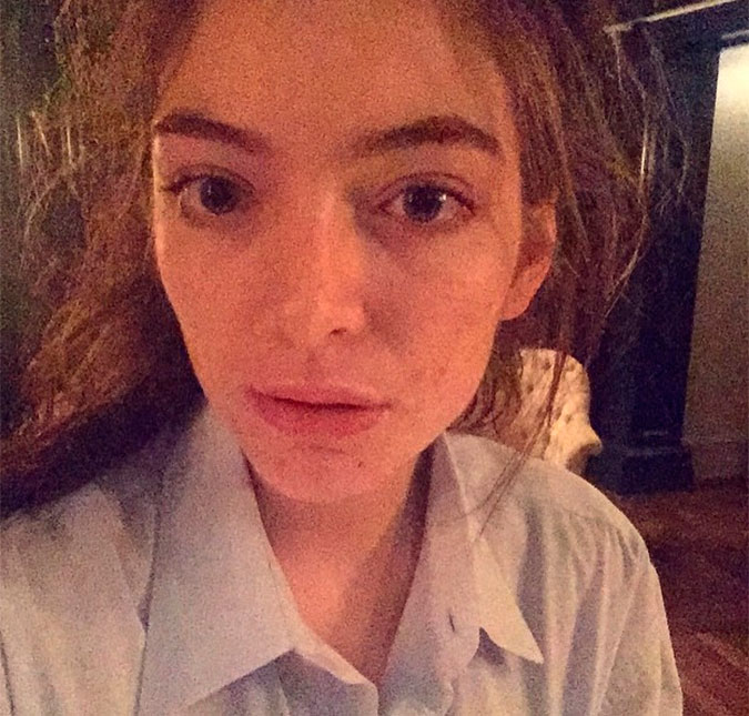 Lorde posa sem maquiagem e revela hábito excêntrico