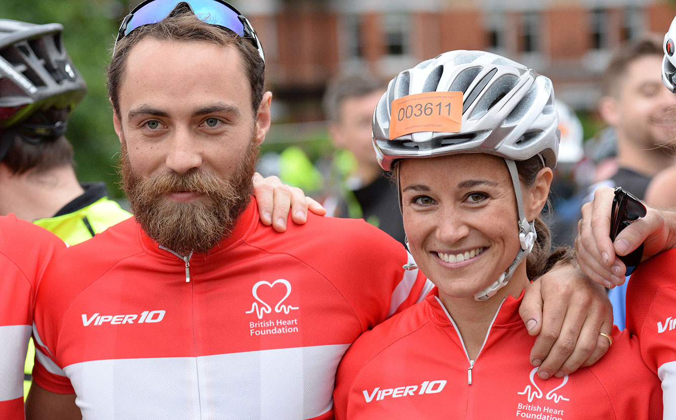 Enquanto Kate Middleton cuida dos bebês, seus irmãos andam de bicicleta