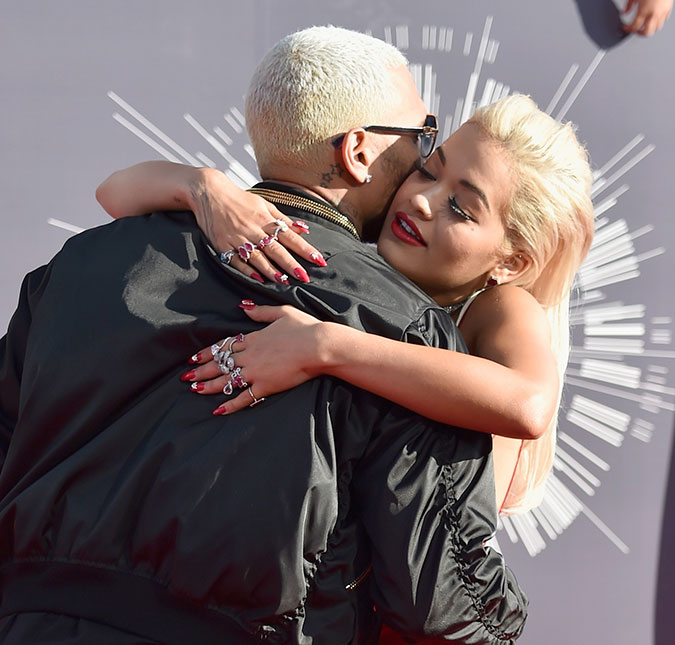 Rita Ora fecha parceira musical com Chris Brown e o defende de polêmicas!