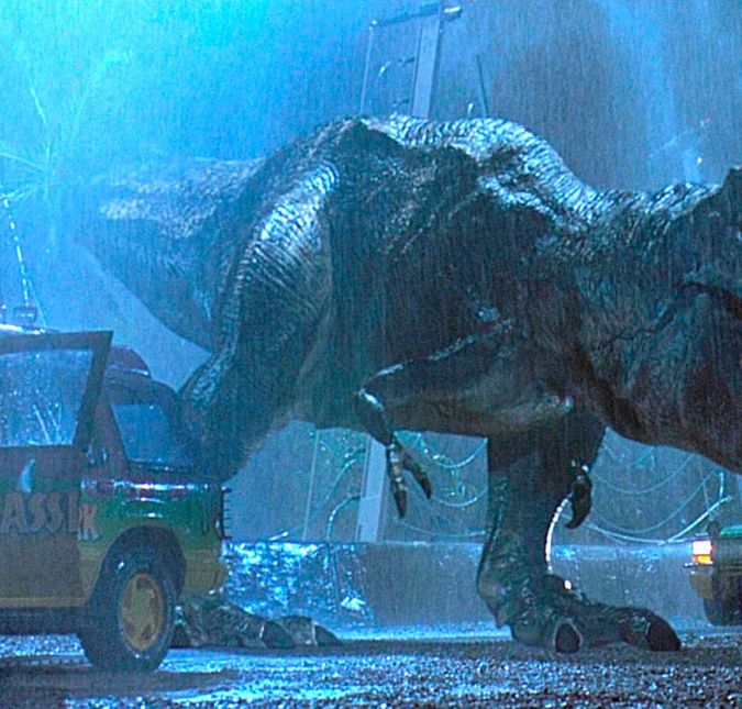 Lembra na cena em que o elenco do filme está no jeep que tem o vidro do teto quebrado pelo T-Rex? Pois bem, a cena foi uma surpresa, por isso as crianças se assustaram de verdade quando o vidro estilhaçou e a reação delas é totalmente natural.