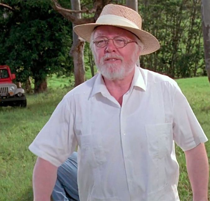 Aliás, qualquer semelhança do Parque dos Dinossauros com a Disney não é mera coincidência. O roteirista e autor do livro que inspirou o filme, Michael Crichton, comentou que sempre imaginou o papel de John Hammond, interpretado por Richard Attenborough, como um Walt Disney dark.