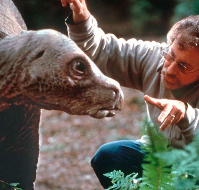 Steve Spielberg mostrou nos bastidores que tinha um lado bem humorado, já que toda vez que os atores deveriam interagir de alguma forma com os dinossauros, ele fazia barulhos como o dos bichos usando um megafone.