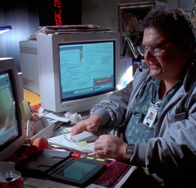 Wayne Knight interpretava Dennis Nedry em Jurassic Park e um fato bem interessante sobre a sua participação é que, logo após a sua primeira cena, enquanto ele discute com John, é possível ver em uma televisão ao fundo cenas do filme Tubarão, de 1975, que também foi desenvolvido por Spielberg.