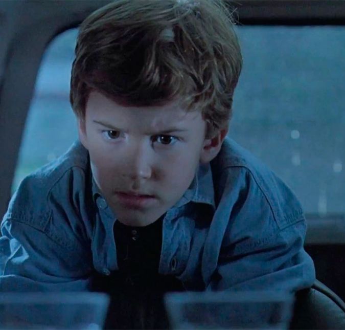 Joseph Mazzello, o Tim, comemorou o seu aniversário no dia em que filmou as cenas dentro do freezer. O dinossauro raptor estava nos calcanhares e precisou ser empurrado, fazendo com que as garras acertassem o então ator-mirim na testa. Ele ficou tonto e caiu no chão, mas estava bem. Spielberg então juntou a equipe e todos cantaram parabéns para você para ele, dizendo que aquele era seu presente de aniversário. Inusitado, né?