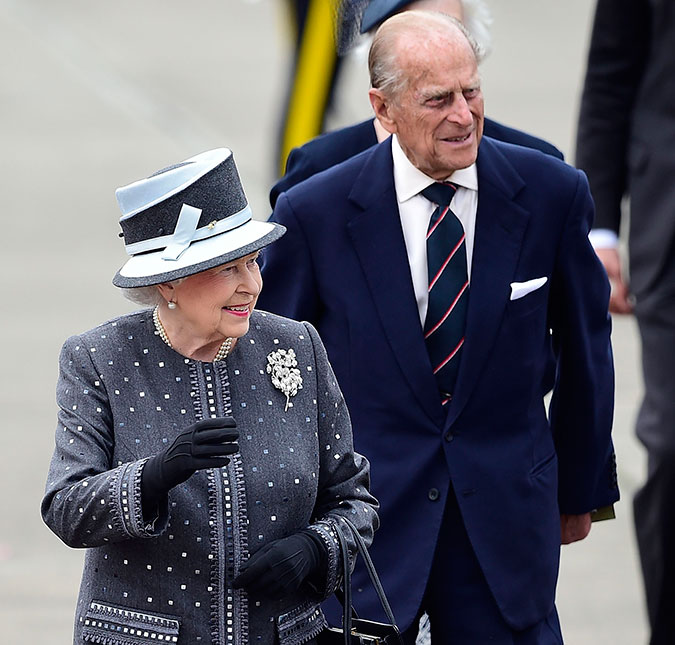 Rainha Elizabeth II se emociona ao visitar túmulo de Anne Frank na Alemanha