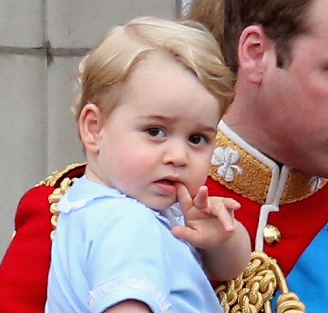Príncipe George passeia com avó em zoológico anda em seus ombros