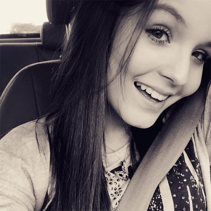 Larissa Manoela sofre acidente em <i>set</i>, mas passa bem