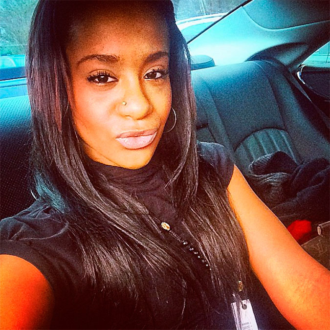 Familiares passam dia ao lado de Bobbi Kristina Brown