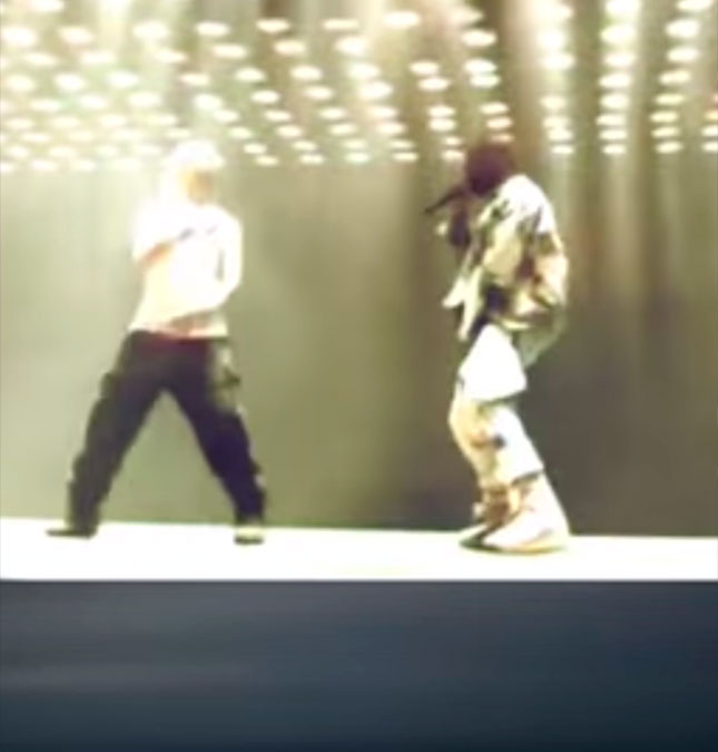 O feitiço virou contra o feiticeiro... Homem invade palco de Kanye West em festival, veja o vídeo!
