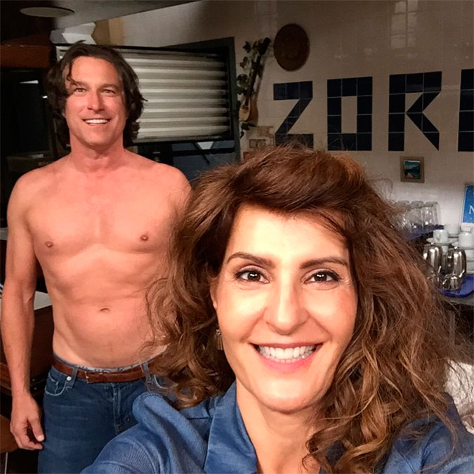 Nia Vardalos mostra John Corbett sem camisa no <i>set</i> de <i>Casamento Grego 2</i>