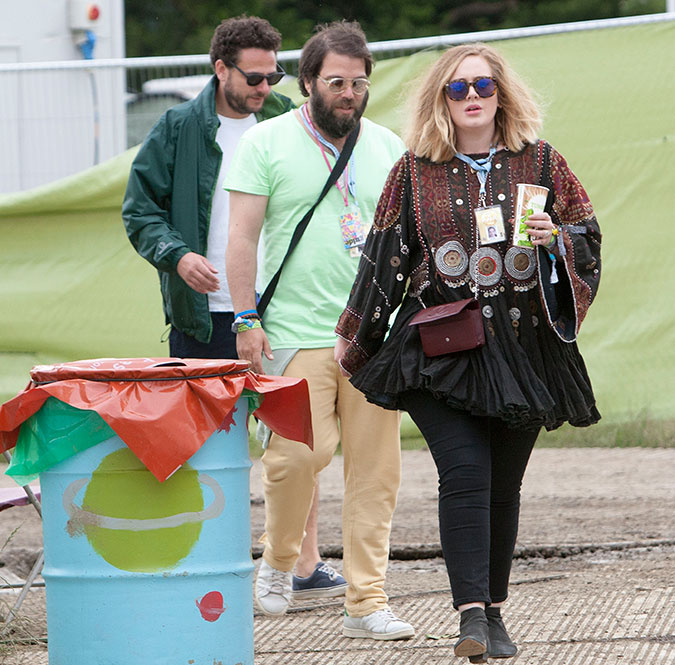 Adele aparece com o namorado e afasta rumores de crise